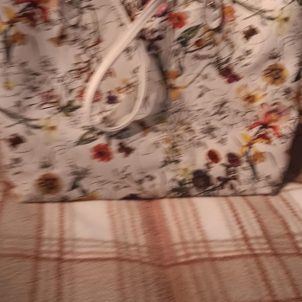 Handbags - Picture 3 of 3